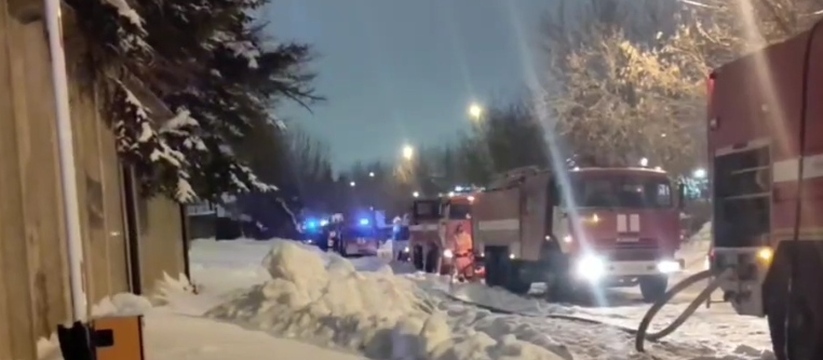 Ночной пожар в Казани: на Тэцевской вспыхнул склад площадью 360 квадратов Ночью в Казани на улице Тэцевской произошёл пож...