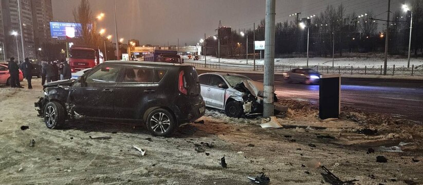 В Казани водитель иномарки сбил пешехода и врезался в рекламный щит На проспекте Победы в Казани водитель Volkswage...