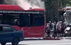 После столкновения пассажирских автобусов в Каз...