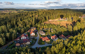 Загородная жизнь рядом с городом: коттеджные по...